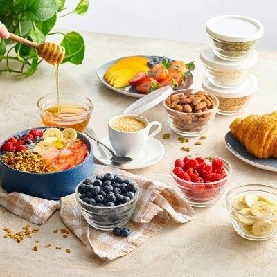 Frukostingredienser och serveringsporslin uppdukade för förberedelse